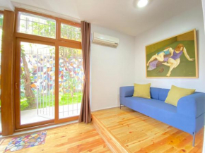 Lovely Flat with Backyard Near Flower Passage in Beyoglu